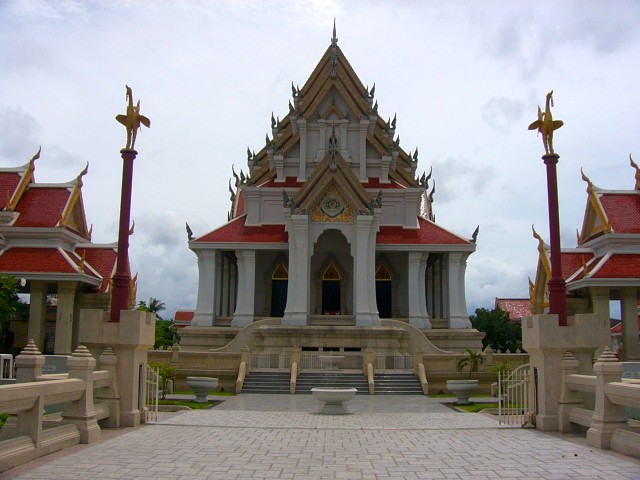 Wat at bottom of hill